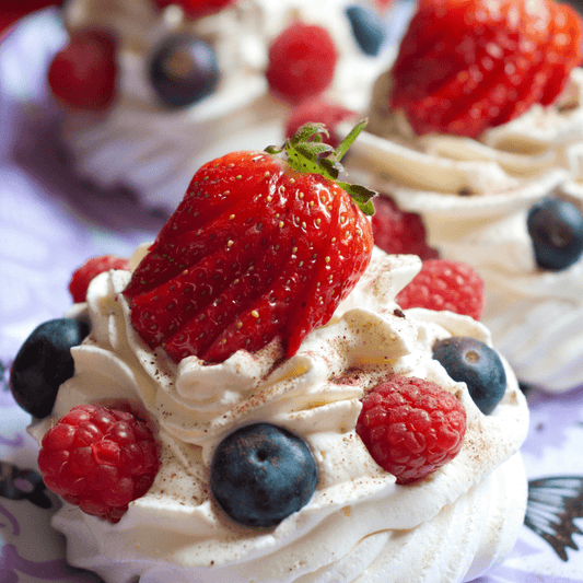 Meringa con Panna Più Fragole - EAST AND WEST